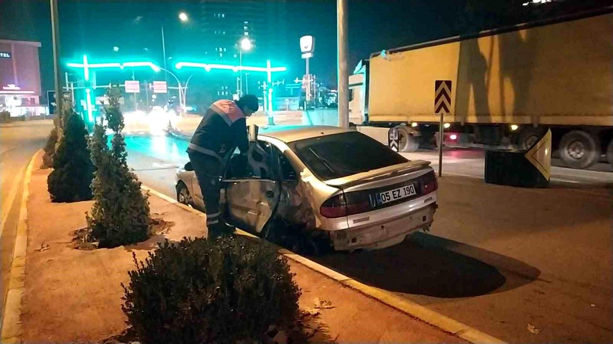 Çorum'da Otomobil Aydınlatma Direğine Çarptı: 1 Yaralı