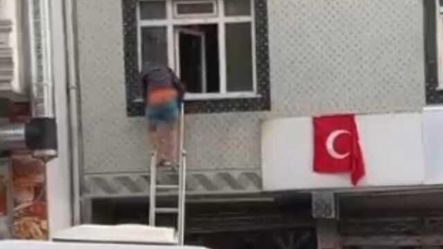 Bahçelievler'de dövülerek gasbedilen yabancı uyruklu, cama çıkarak çevredekilerden yardım istedi Bahçelievler'de dövülerek gasbedilen yabancı uyruklu, cama çıkarak çevredekilerden yardım istedi