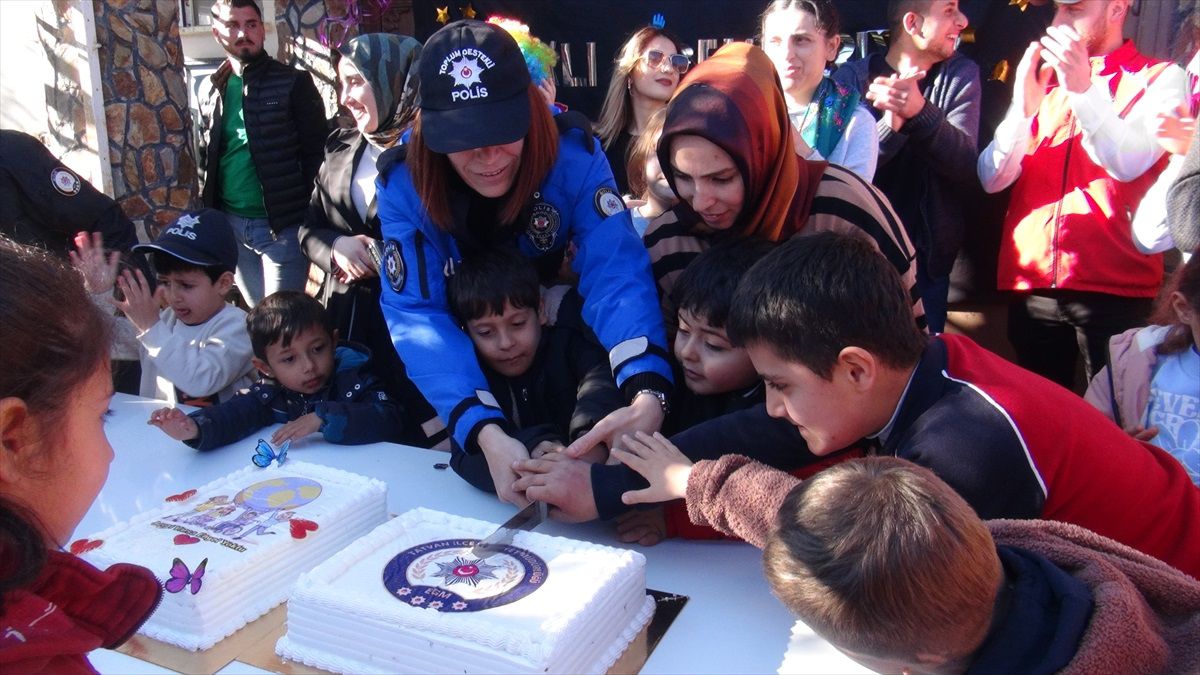 Bitlis'te Polisler Engelli Çocuklarla Buluştu