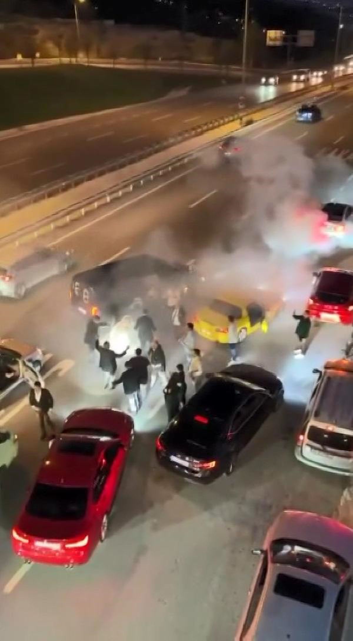 Düğün Konvoyları Yolu Trafiğe Kapattı