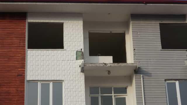 Depremde ağır hasar alan binadan söktüğü kapı ile 4. kattan aşağı düştü Depremde ağır hasar alan binadan söktüğü kapı ile 4. kattan aşağı düştü