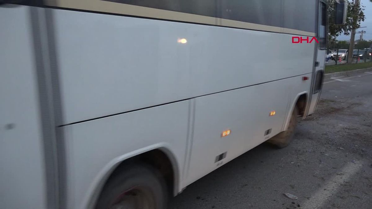 Antalya'da minibüs kaza yaptı, sürücü burnu bile kanamadan kurtuldu