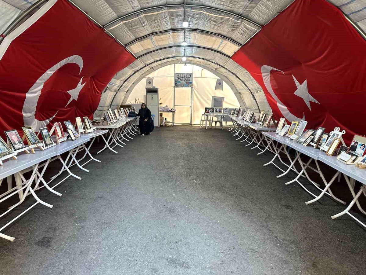 Diyarbakır'da HDP ve PKK'nın çocuklarını kandırarak dağa götürdüğünü iddia eden ailelerin evlat nöbeti devam ediyor