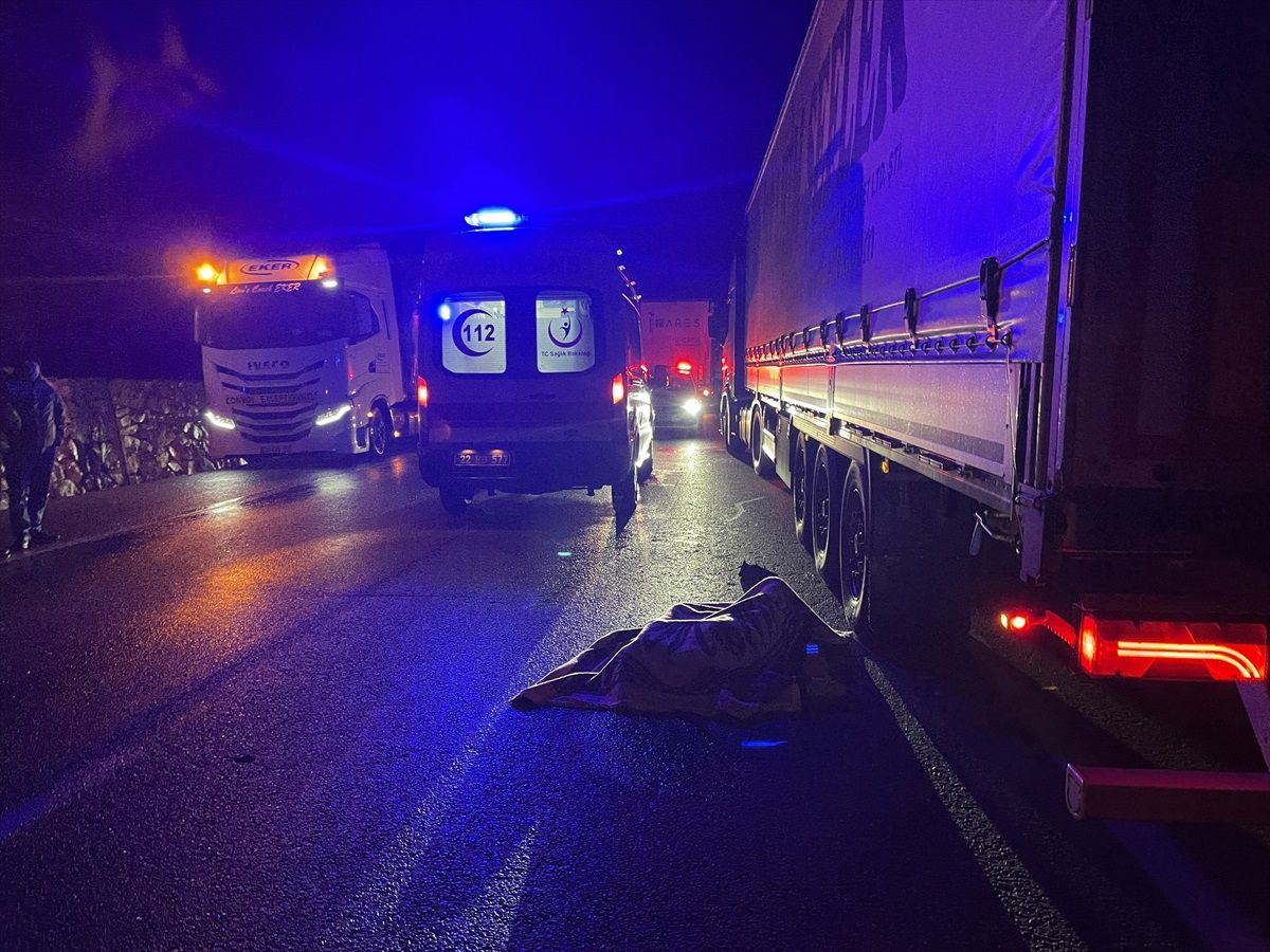 Edirne'de Yaya Tırın Çarpması Sonucu Ölüm