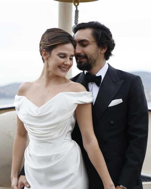 Eski sevgilisi Umut Evirgen evlenirken yayınladı! Serenay Sarkıya'dan olay yaratan video Eski sevgilisi Umut Evirgen evlenirken yayınladı! Serenay Sarkıya'dan olay yaratan video