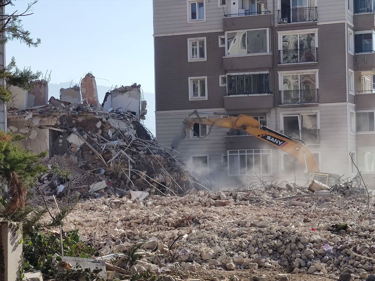 Antakya'da deprem hasarlı 4 bina kontrollü yıkıldı