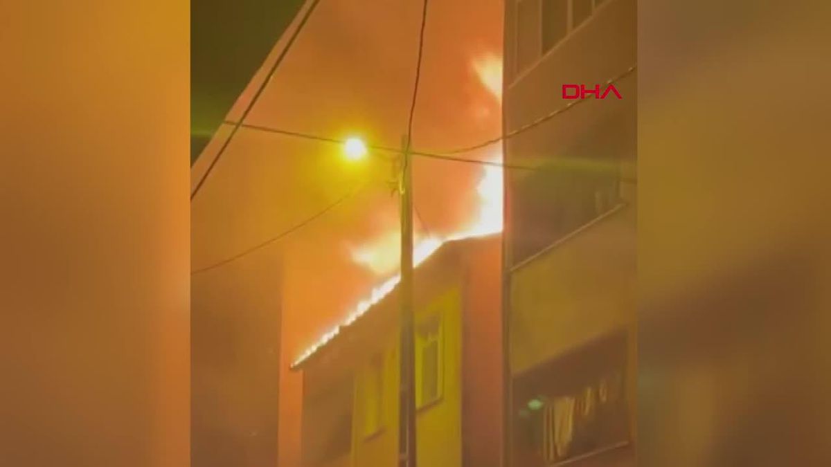 Sultanbeyli'de çatı katında çıkan yangın söndürüldü