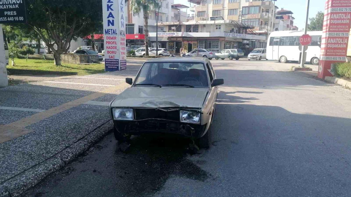 Antalya'da otomobil-motosiklet çarpışması: Motosiklet sürücüsü yaralandı