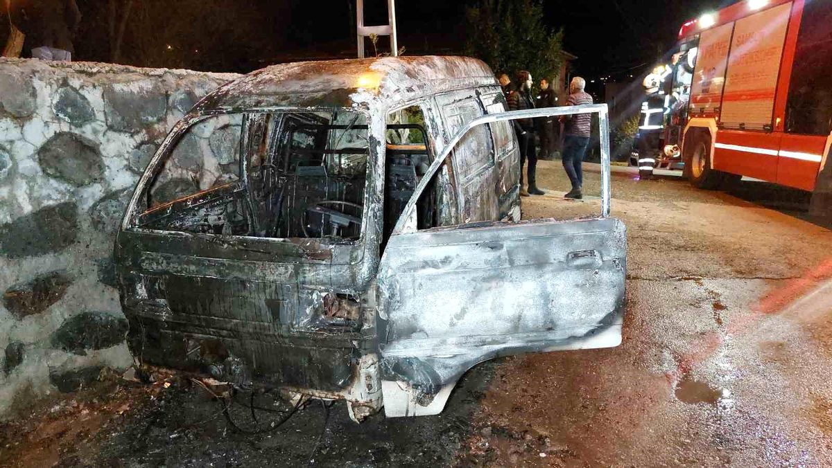 Samsun'da park halindeki araç alev alarak tamamen yandı