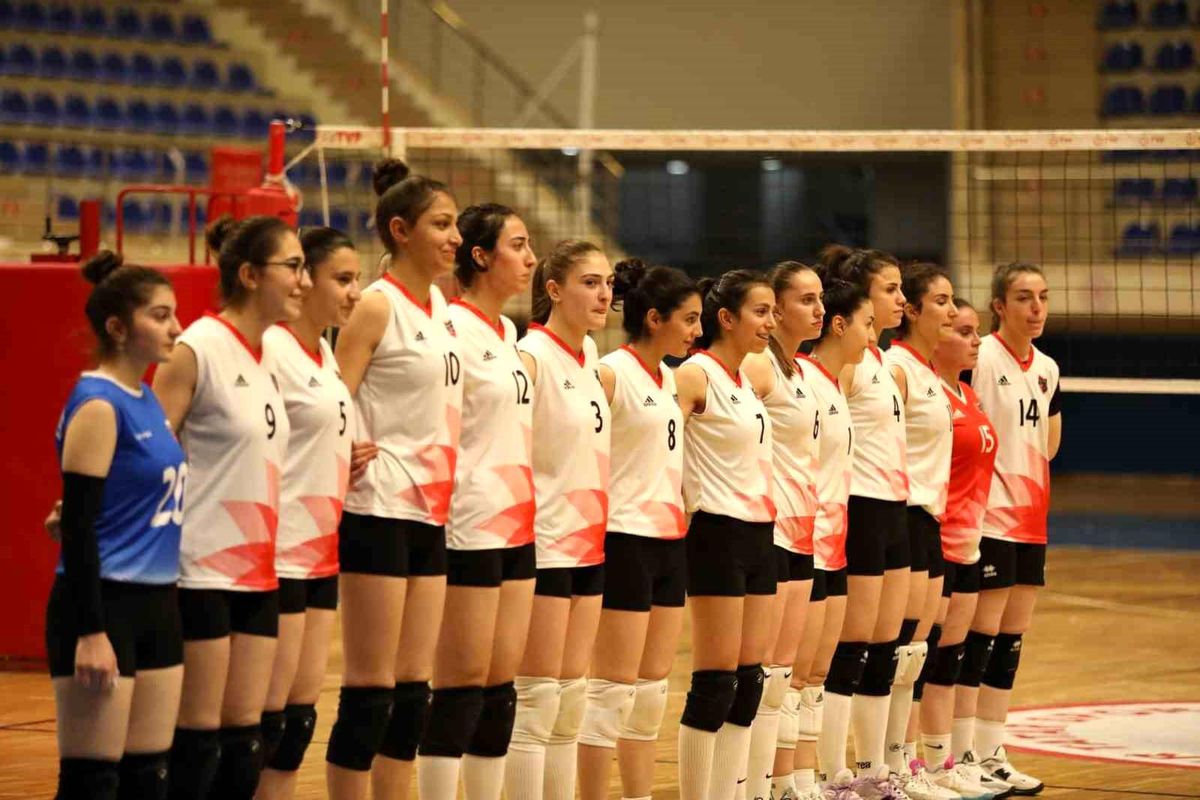 Van Büyükşehir Belediye Spor Kadın Voleybol Takımı İpekyolu'nu 3-0 Yendi