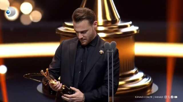 Altın Kelebek'te ödül alan Kerem Bürsin, sahnede konuşamadı Altın Kelebek'te ödül alan Kerem Bürsin, sahnede konuşamadı