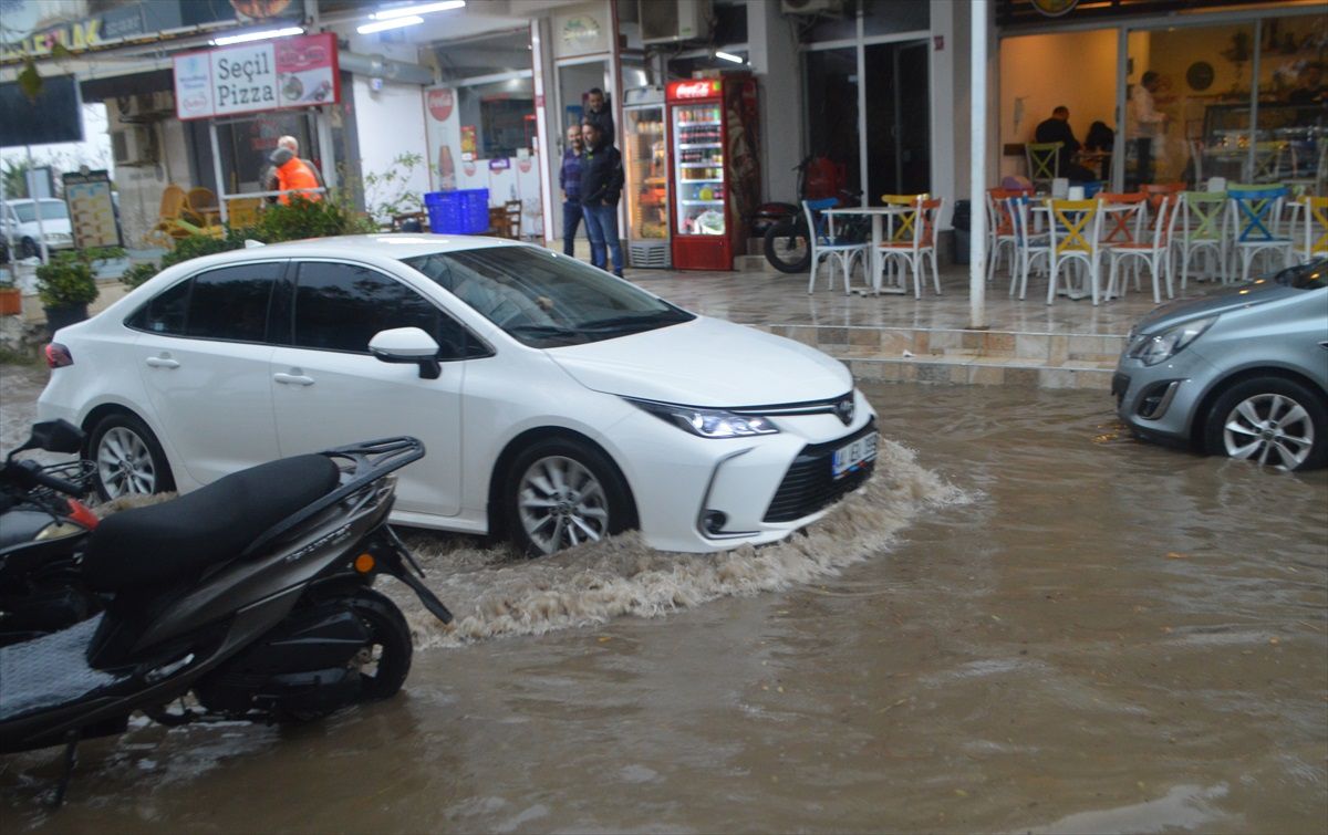 Balıkesir'de sağanak hayatı olumsuz etkiledi