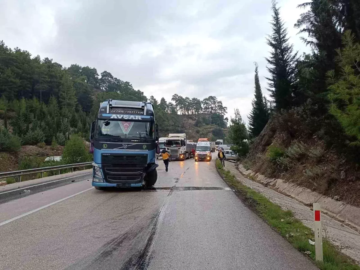 Bucak'ta 2 otomobil ve 1 tırın çarpıştığı kazada 1 kişi yaralandı