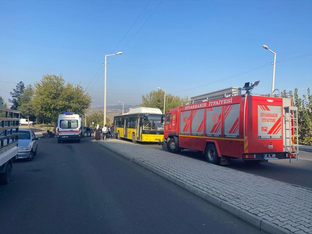 Diyarbakır'da taksinin otobüse çarpması sonucu 2 kişi yaralandı