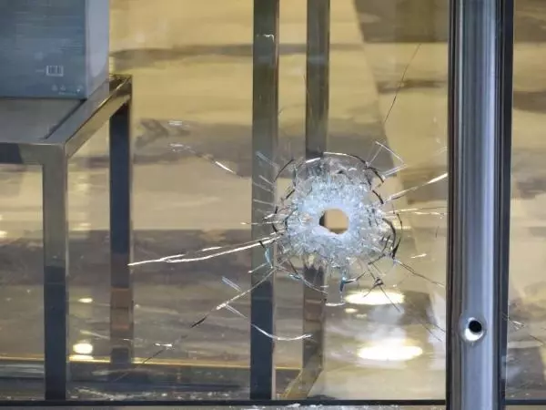 Sosyal medya fenomeni Ece Ronay'a ait güzellik merkezi kurşunlandı Sosyal medya fenomeni Ece Ronay'a ait güzellik merkezi kurşunlandı