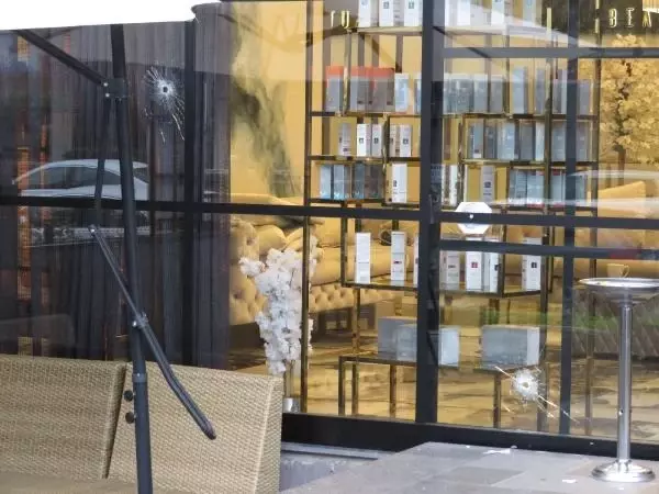 Sosyal medya fenomeni Ece Ronay'a ait güzellik merkezi kurşunlandı Sosyal medya fenomeni Ece Ronay'a ait güzellik merkezi kurşunlandı