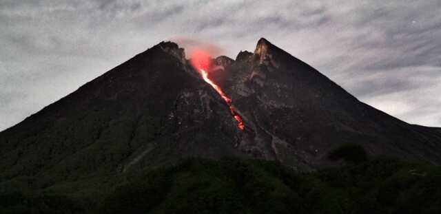 Endonezya'da yanardağ patladı: 11 dağcı öldü, 12 dağcı kayıp Endonezya'da yanardağ patladı: 11 dağcı öldü, 12 dağcı kayıp