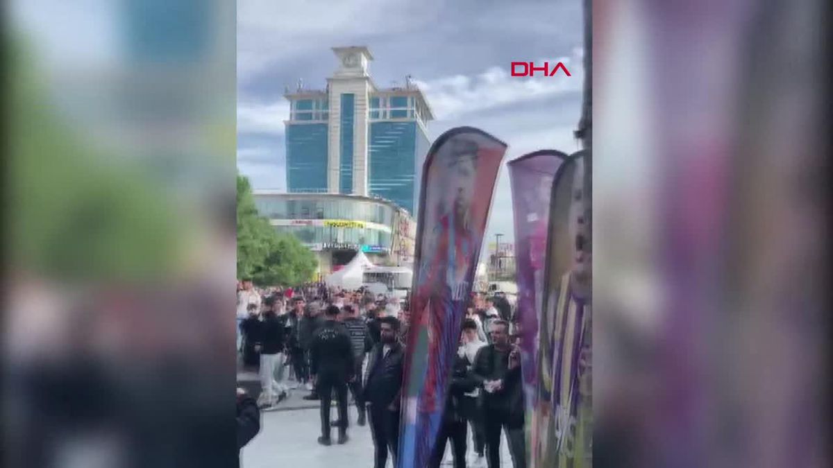 Sosyal medya fenomenlerinin hayranları arasında bıçaklı kavga çıktı
