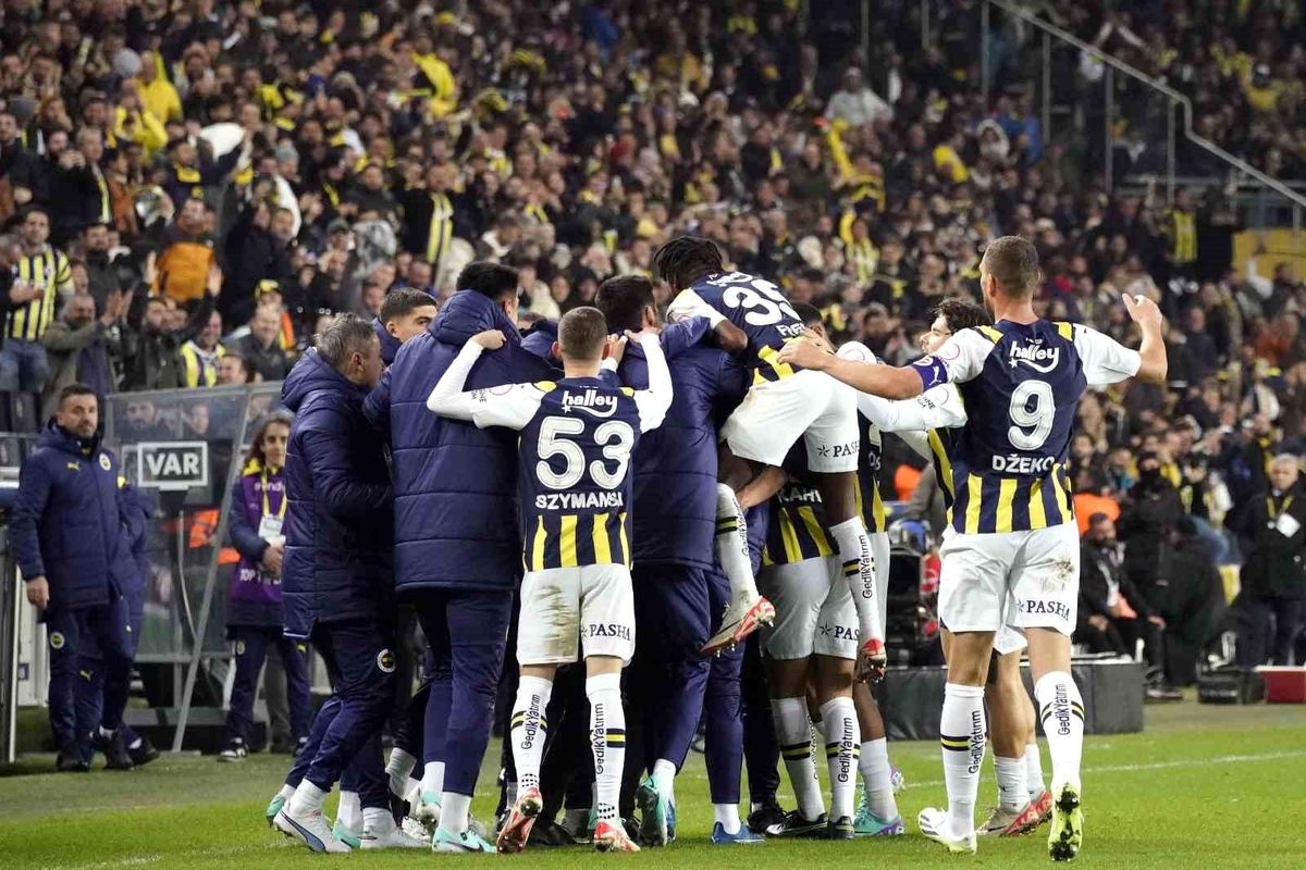 Fenerbahçe Sivasspor'u 4-1 mağlup ederek liderliğini sürdürdü