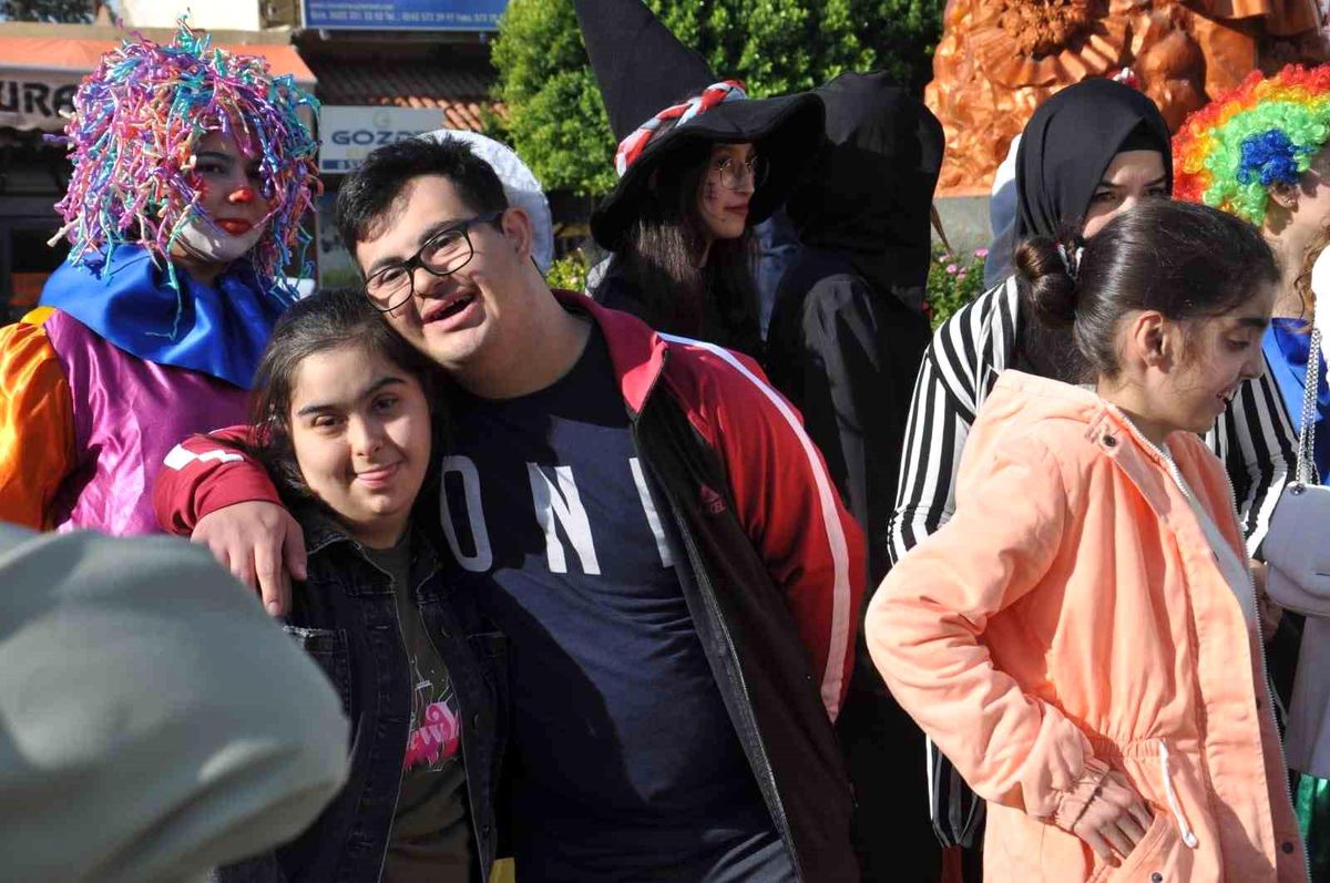 Antalya'da Dünya Engelliler Günü için farkındalık yürüyüşü düzenlendi