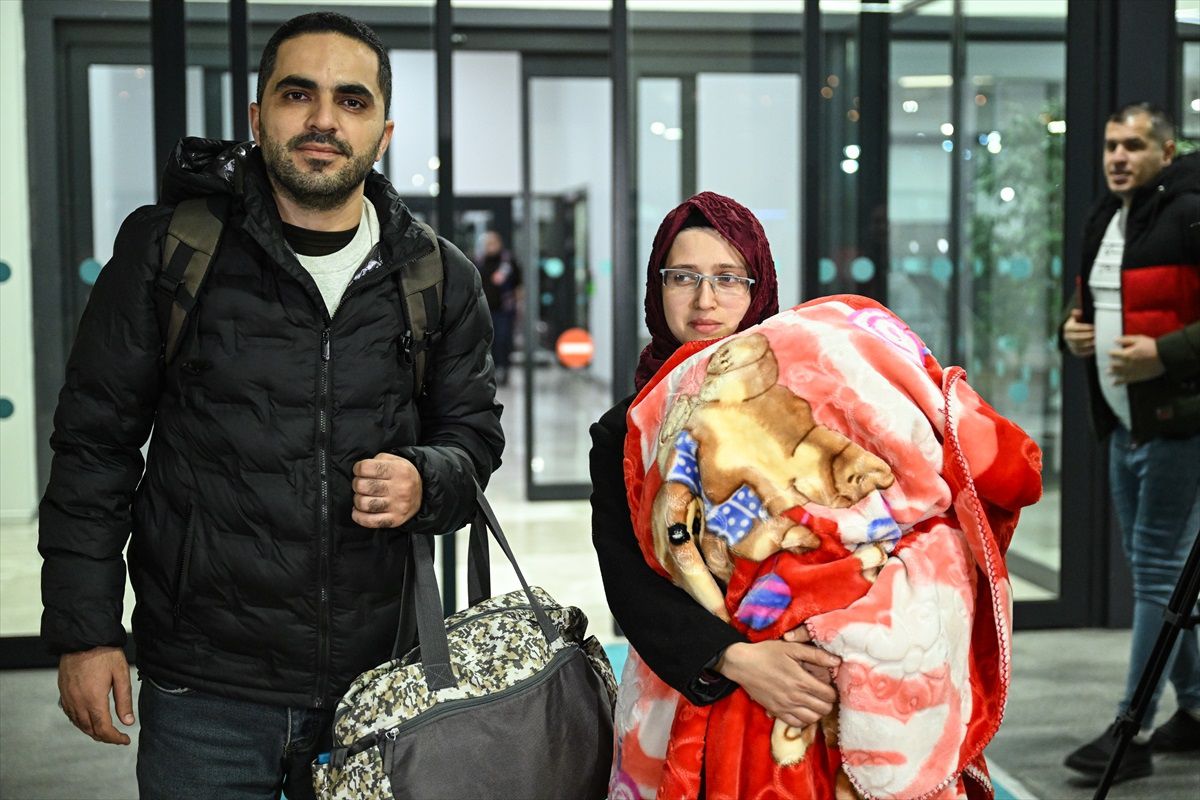 İsrail'in saldırıları nedeniyle Gazze'den tahliye edilen Türk vatandaşları İstanbul'a ulaştı