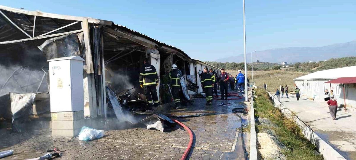 Hatay'ın Defne ilçesinde prefabrik evlerde yangın çıktı
