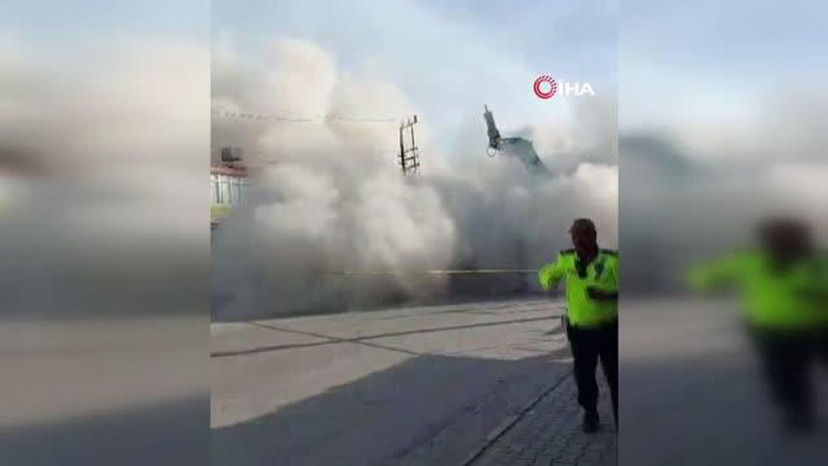 Hatay'da 5 Katlı Bina İş Makinesiyle Yıkıldı