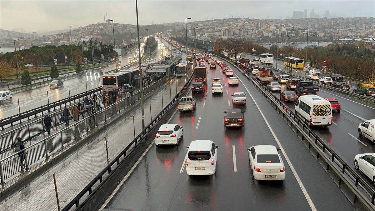 İstanbul'da haftanın ilk iş gününde trafik yüzde 81 olarak ölçüldü