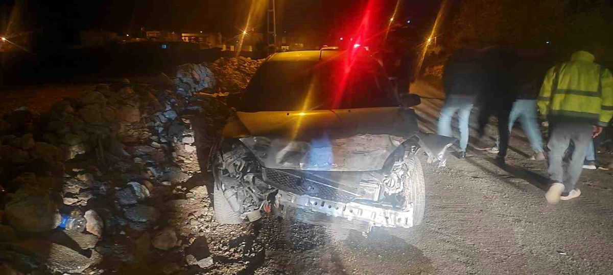 Adıyaman'da istinat duvarına çarpan otomobilin sürücüsü yaralandı