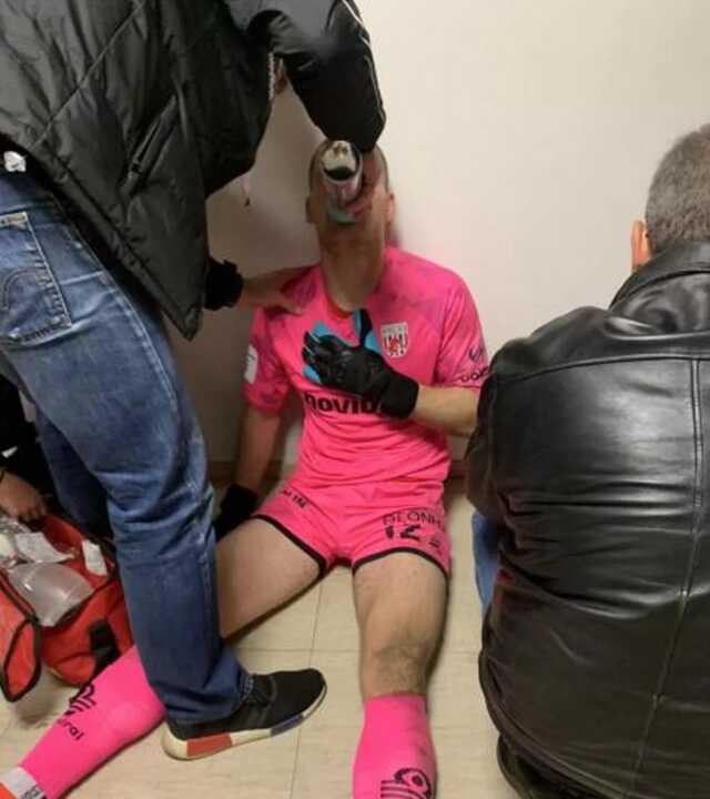 Maç sırasında taraftarlar arasında çıkan olaylara müdahale eden polis, yanlışlıkla futbolculara biber gazı sıktı. Hakem maçı durdurdu