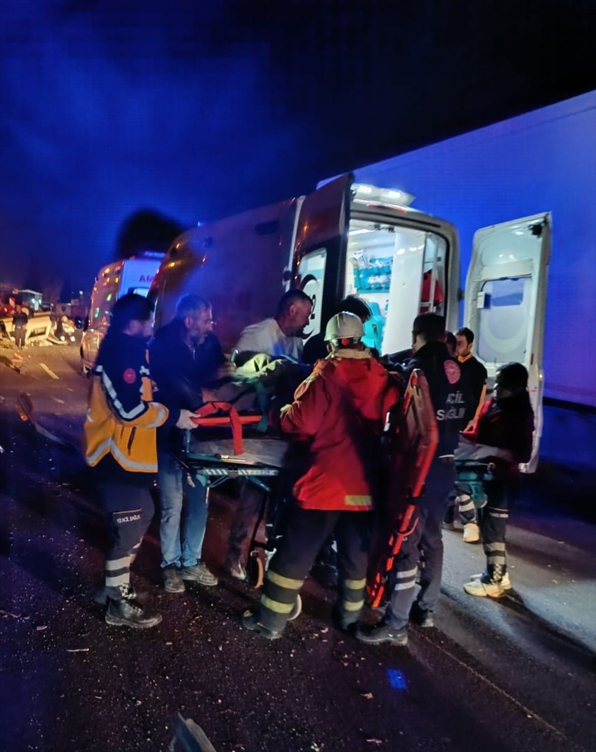 Mardin'de otomobil devrildi, 8 kişi yaralandı