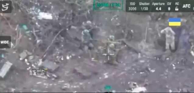 Rus askerleri, cephanelikleri bittiği için teslim olan Ukraynalı askerleri infaz etti Rus askerleri, cephanelikleri bittiği için teslim olan Ukraynalı askerleri infaz etti