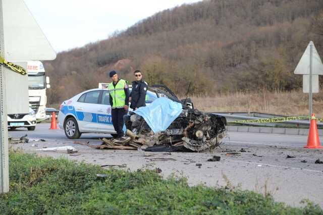 Samsun'da yolcu otobüsüyle otomobilin çarpışması sonucu 2 kişi öldü, 3 kişi yaralandı