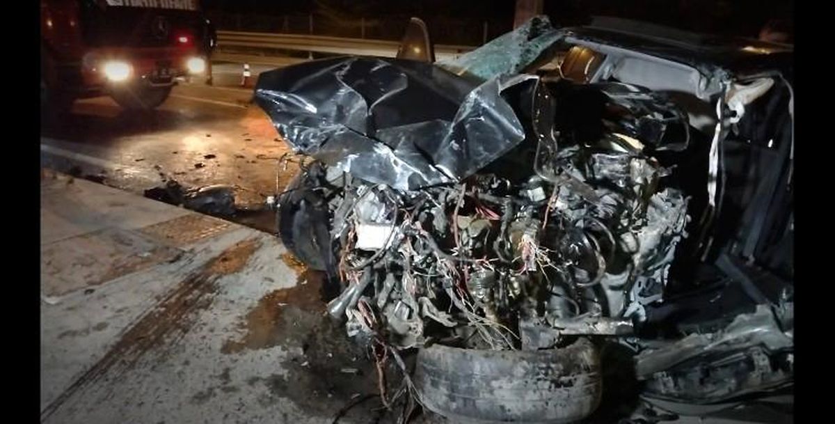 Sancaktepe'de makas atan araç refüje çarparak durabildi: 1 ağır yaralı