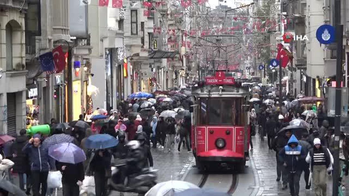 Taksim'de kuvvetli rüzgar ile yağış vatandaşlara zor anlar yaşattı