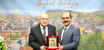 Bayburt Ticaret İl Müdürü Erkan Zengin, Belediye Başkanı Hükmü Pekmezci'ye veda ziyaretinde bulundu