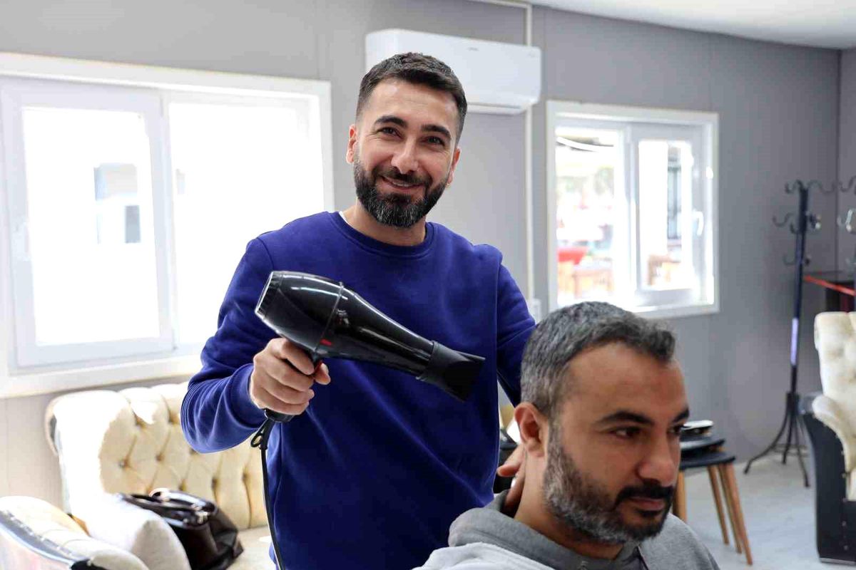 Türk Kızılay'ın Projesiyle Berber Yusuf Mıdık Yeniden İş Yeri Sahibi Oldu