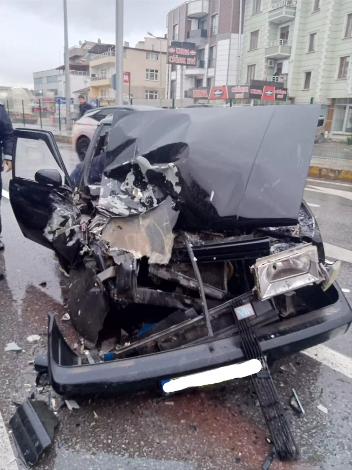 Yalova'da otomobil otobüse çarptı: 4 yaralı