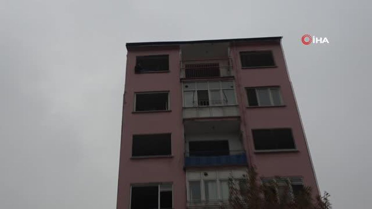 Malatya'da Ağır Hasarlı Binada Tehlikeli Durum