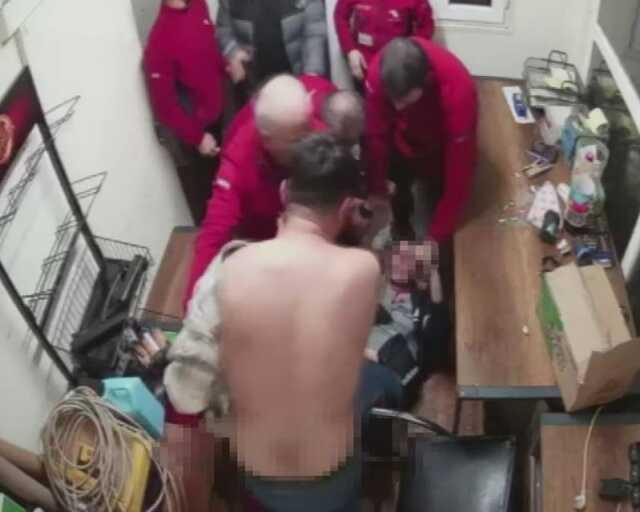 Akaryakıt istasyonunda pompacıyı evire çevire dövdüler! O anlar kamerada Akaryakıt istasyonunda pompacıyı evire çevire dövdüler! O anlar kamerada