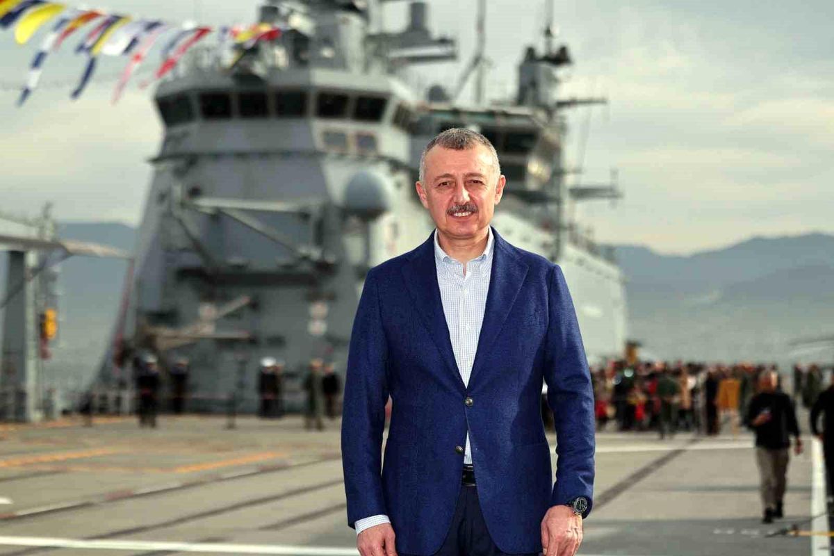 TCG Anadolu İzmit Körfezi'nde Ziyaretçilerini Ağırlıyor