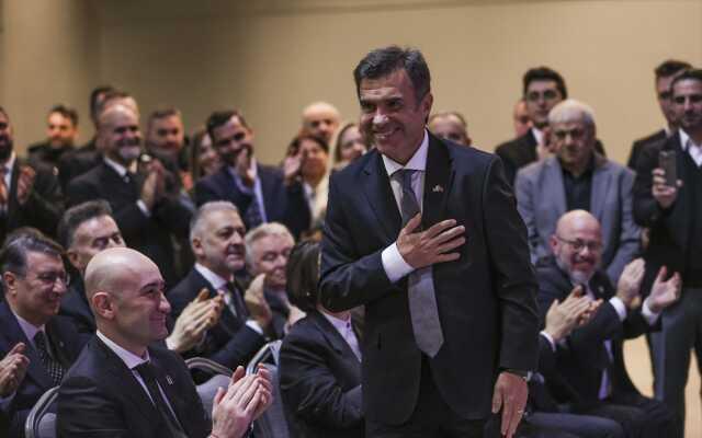 Beşiktaş'ın yeni başkanı Hasan Arat mazbatasını aldı! Futbolun başına Feyyaz Uçar getirildi Beşiktaş'ın yeni başkanı Hasan Arat mazbatasını aldı! Futbolun başına Feyyaz Uçar getirildi