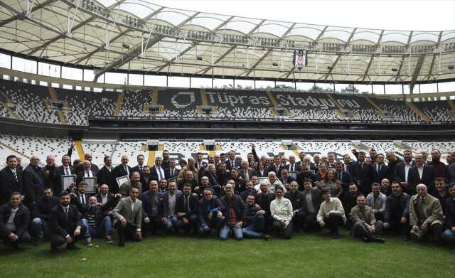Beşiktaş'ın yeni başkanı Hasan Arat mazbatasını aldı! Futbolun başına Feyyaz Uçar getirildi Beşiktaş'ın yeni başkanı Hasan Arat mazbatasını aldı! Futbolun başına Feyyaz Uçar getirildi