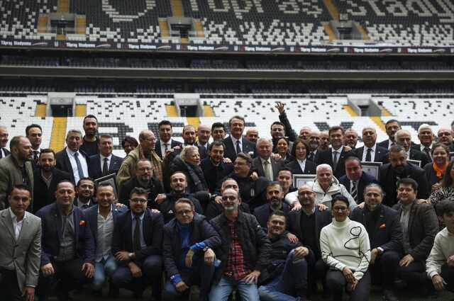 Beşiktaş'ın yeni başkanı Hasan Arat mazbatasını aldı! Futbolun başına Feyyaz Uçar getirildi Beşiktaş'ın yeni başkanı Hasan Arat mazbatasını aldı! Futbolun başına Feyyaz Uçar getirildi