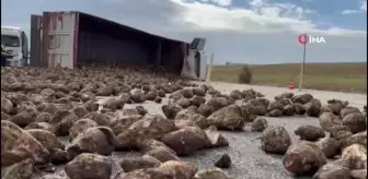 Afyonkarahisar'da Şeker Pancarı Yüklü Tır Devrildi