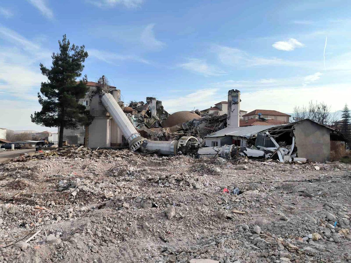 Malatya'da ağır hasarlı yapıların yıkımı devam ediyor