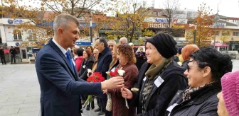 Gölcük Belediye Başkanı Ali Yıldırım Sezer, Türk kadınına karanfil hediye etti