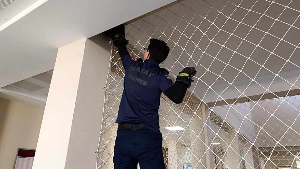 Dörtyol'da İtfaiye Ekipleri Fileye Takılan Kediyi Kurtardı