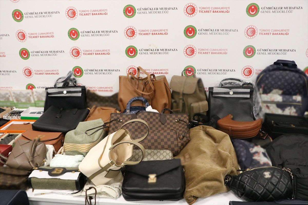 İstanbul Havalimanı'nda piyasa değeri 3 milyon 590 bin lira olan kaçak lüks eşyalar ele geçirildi