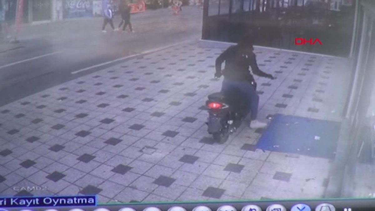 Bursa'da Kar Maskeli Şüpheli Kuyumcudan Bilezik Çaldı